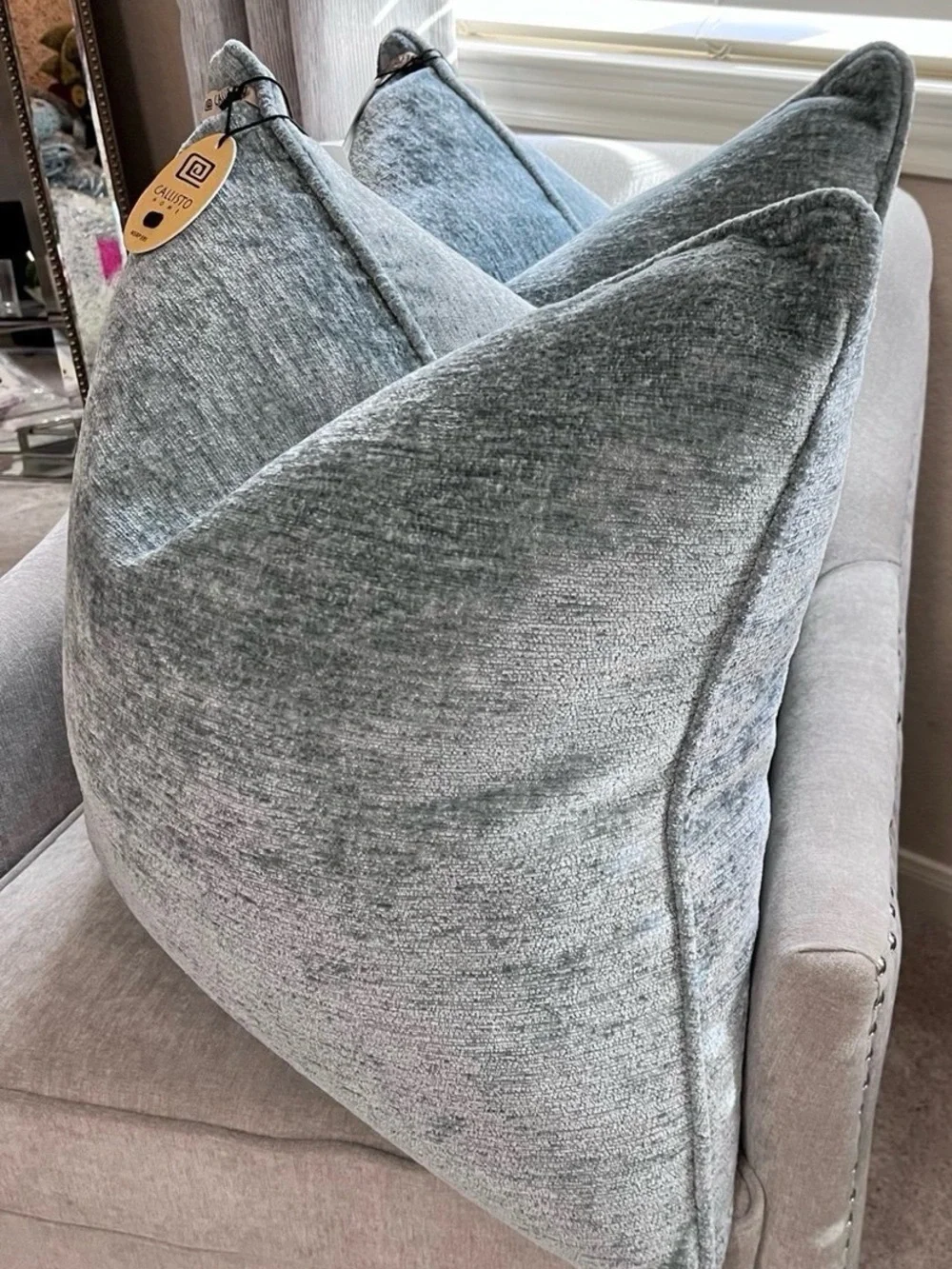 1-NWT CALLISTO HOME TEXTURE VELVET BOUCLE LUXURY DECORATIVE PILLOW (TO3595F12)